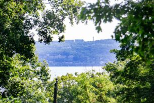 কাঠ করাতে সম্মিলিত আসবাব অথবা কয়লা